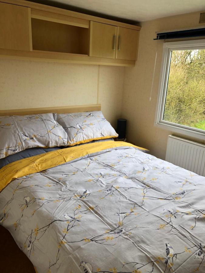Captivating 2-Bed Static Caravan In Holyhead Llanfachraeth Экстерьер фото