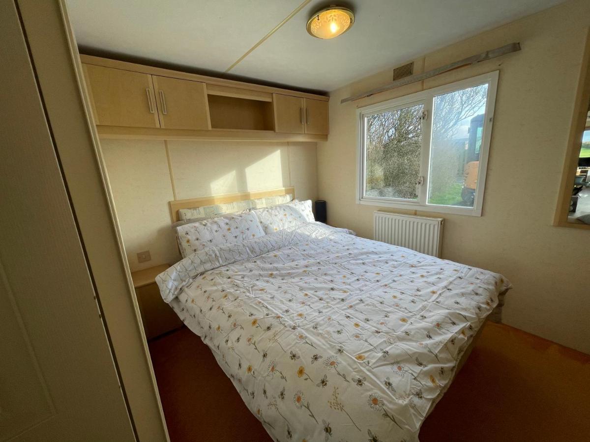 Captivating 2-Bed Static Caravan In Holyhead Llanfachraeth Экстерьер фото