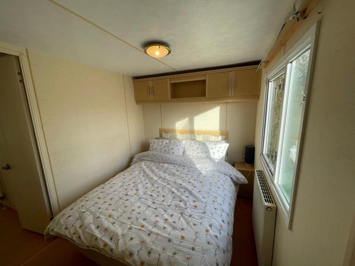Captivating 2-Bed Static Caravan In Holyhead Llanfachraeth Экстерьер фото